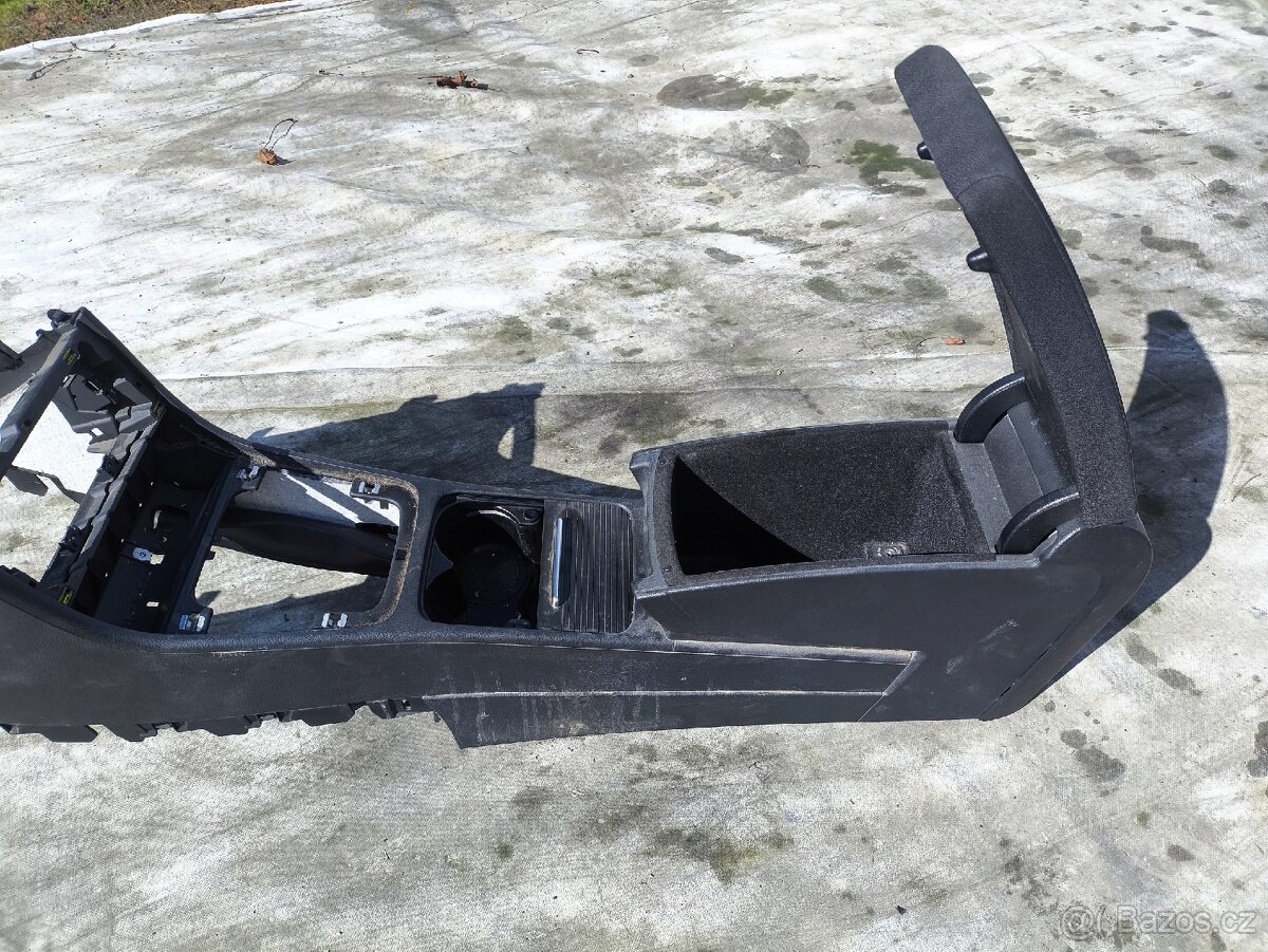 Passat B6 loketní opěrka - 2