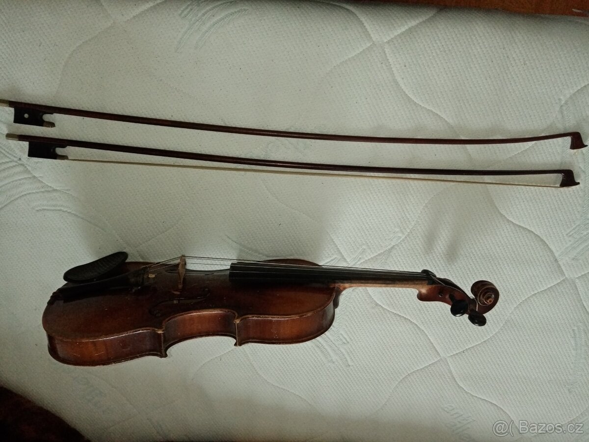 HOUSLE A DVA SMYČCE - 2