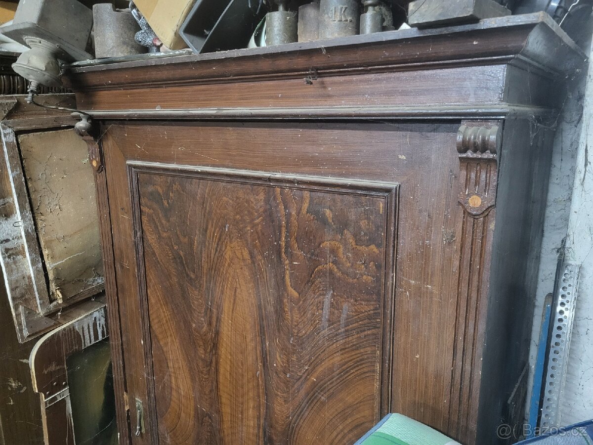 Prodám starožitnou skříň - 2