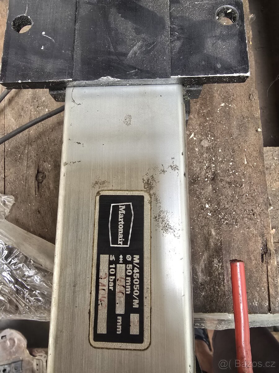 Lineární pneumaticky servomotor - 2