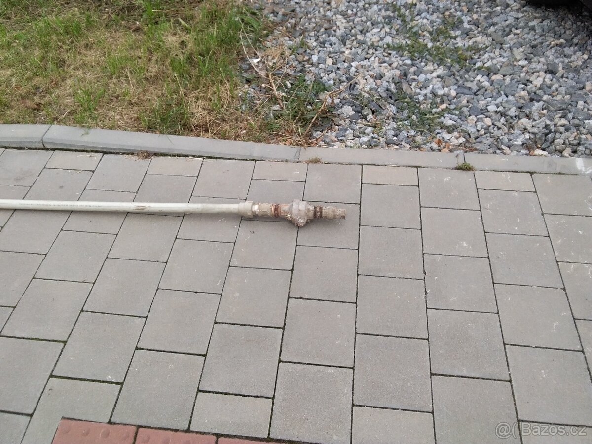 Potrubí s přírubou a sacim košem. - 2