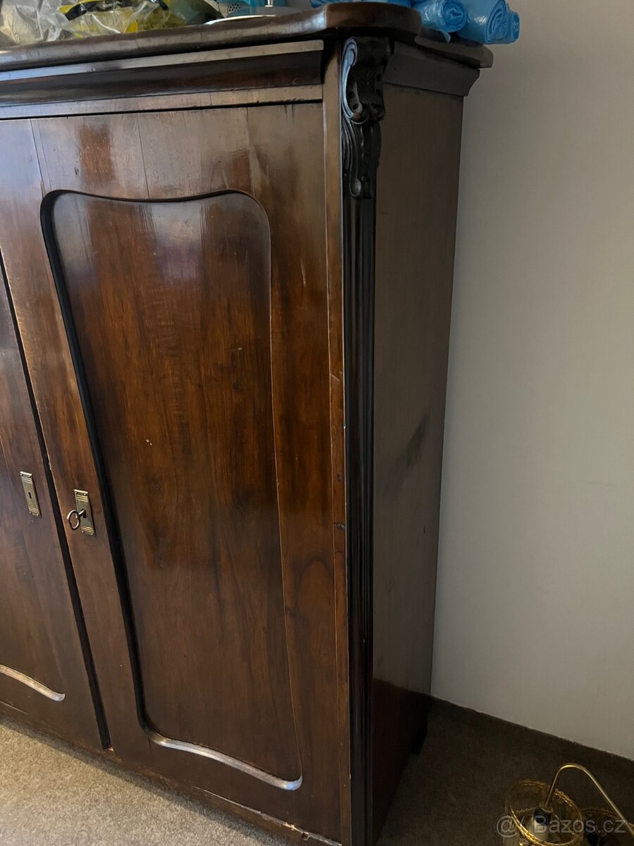 Starožitná skříň - 2