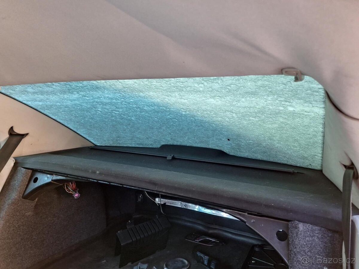 prodám zadní plato s roletou zadního okna na Škodu Superb 1 - 2