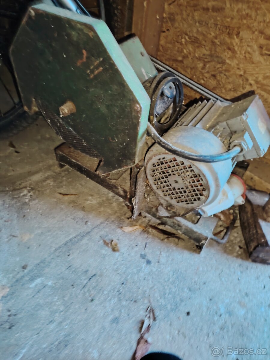 Stará bruska a páková vrtačka se stojanem - 2