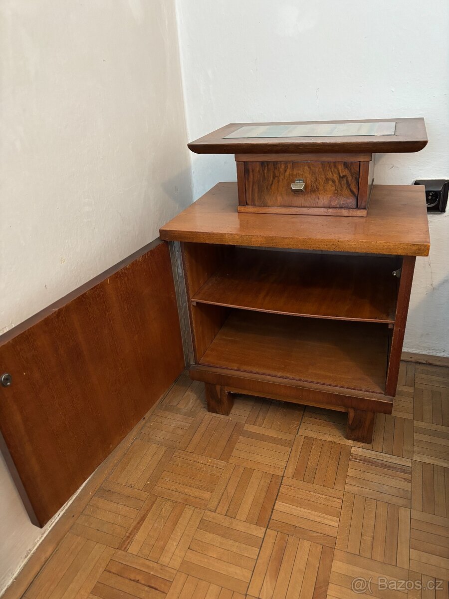 Postel v provedení ořech - Art - Deco - 2