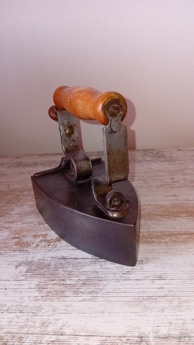 Prodám pěknou starou litinovou žehličku - 2