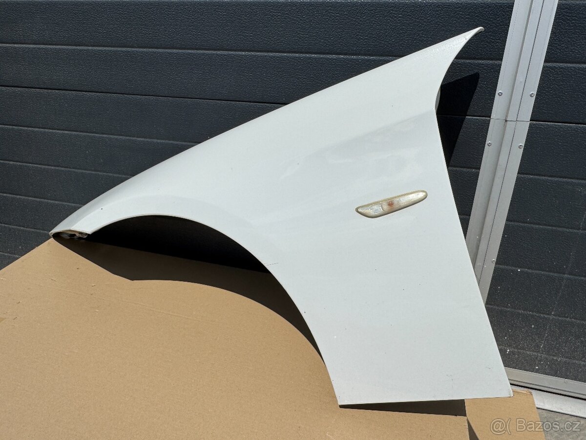 Přední blatník BMW E90/ E91 levý , kód barvy 300 - 2