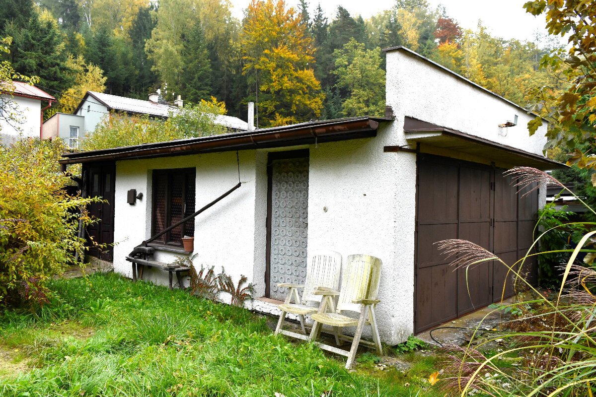 Náchod - Prodej rodinného domu se třemi jednotkami a garáží - 2