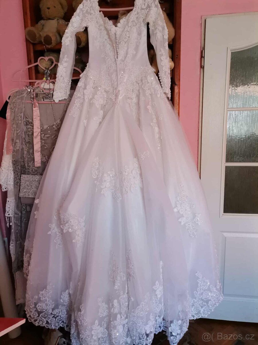 svatebni šaty s vlečkou - 2