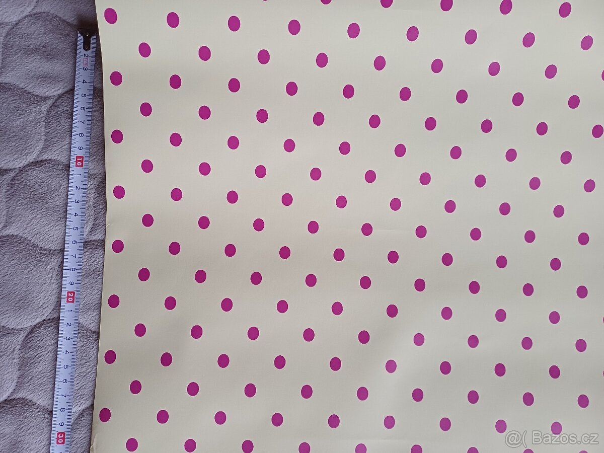 Tapeta vliesová s puntíky 6,5 m + 1 m - 2