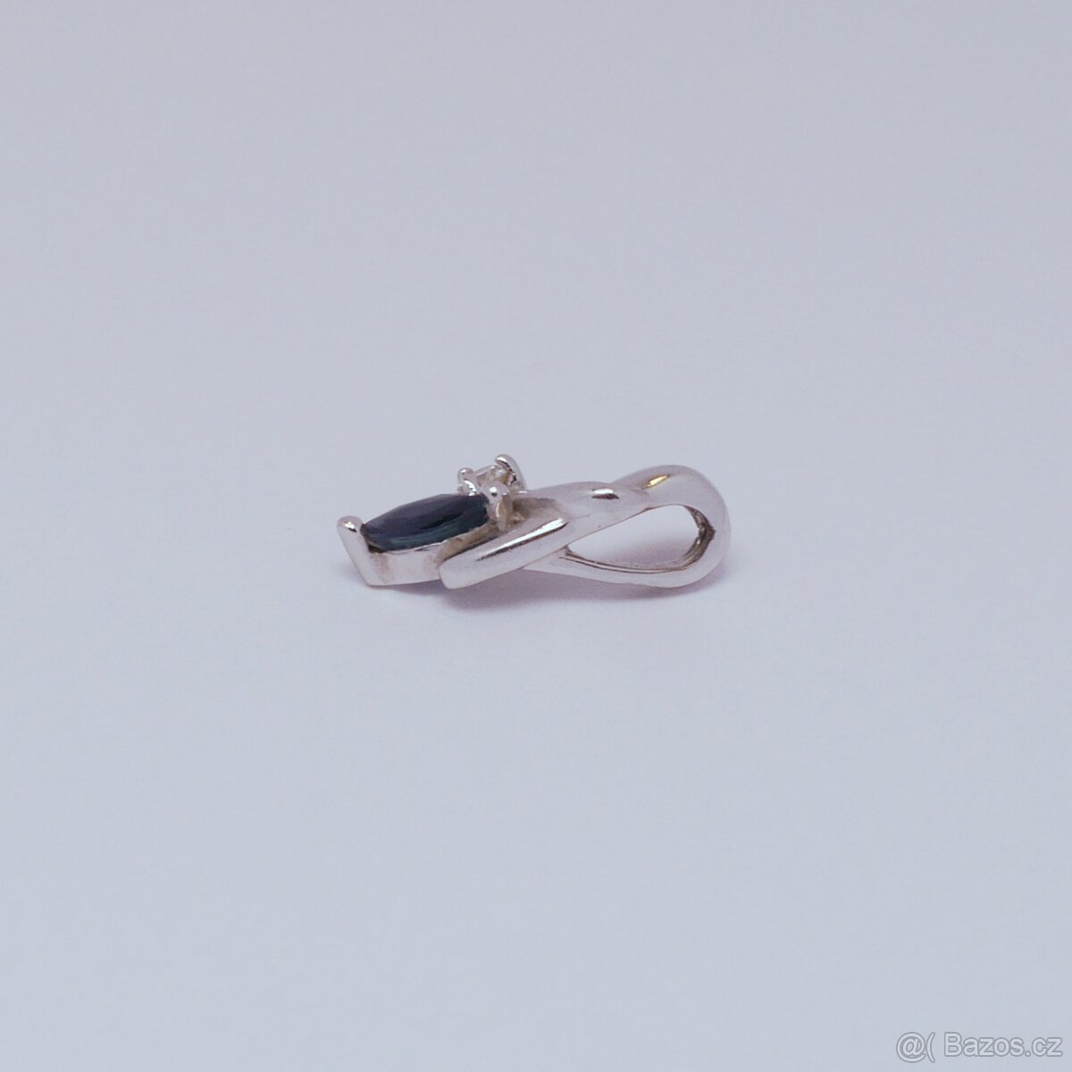 Zlatý přívěsek se safírem a diamantem - 2