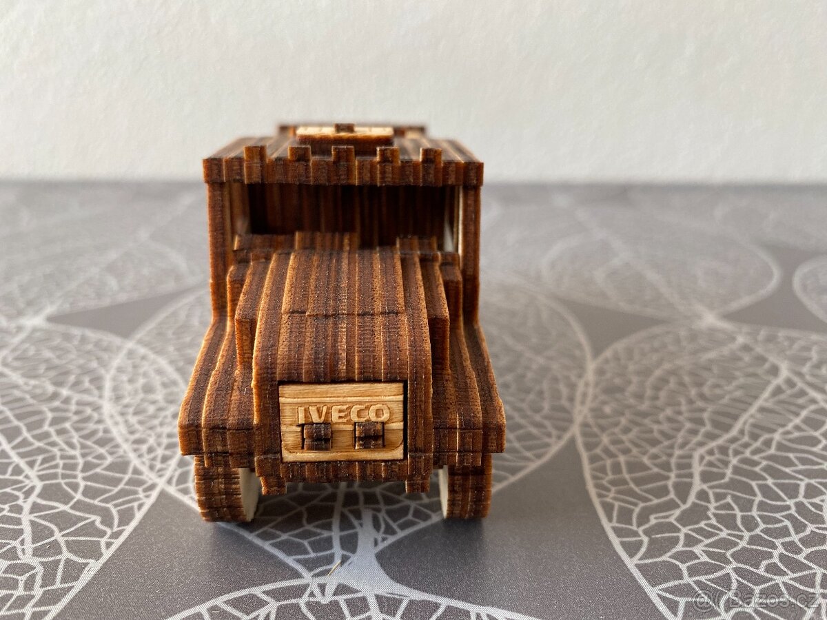 Nové dřevěné modely Iveco "Karel" Dakar, obytný vůz KRS - 2