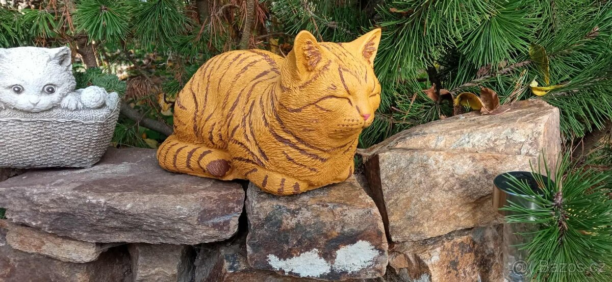 Zahradní dekorace- Dřímající kočka 1 - 2