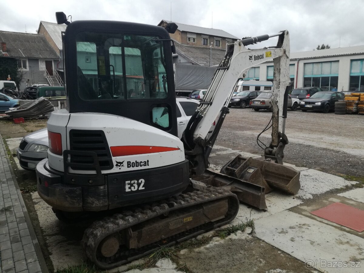 Bagr Bobcat E32 - 2