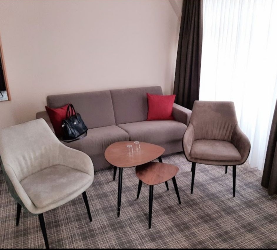 Židle a postele - 2