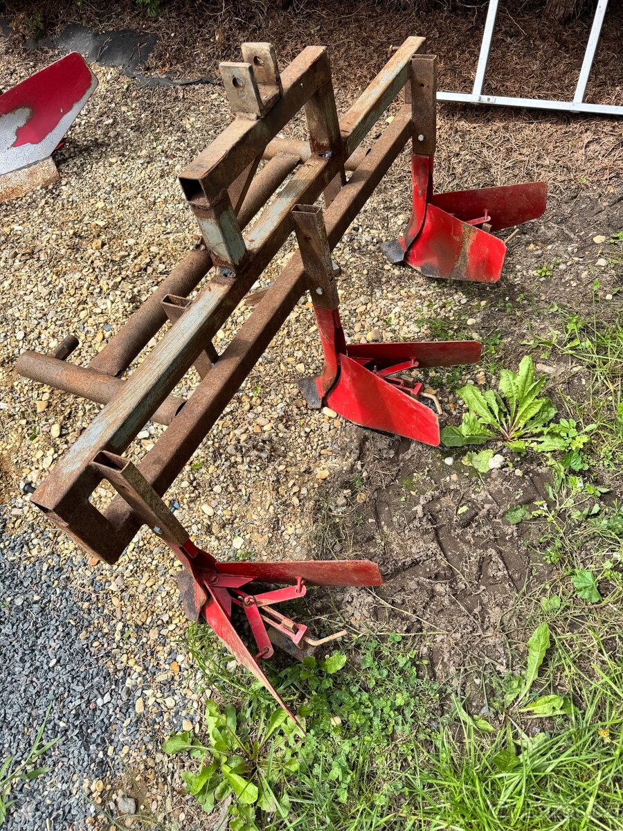 Pluh, řádkovač, hrobkovač, za traktor domácí výroby - 2