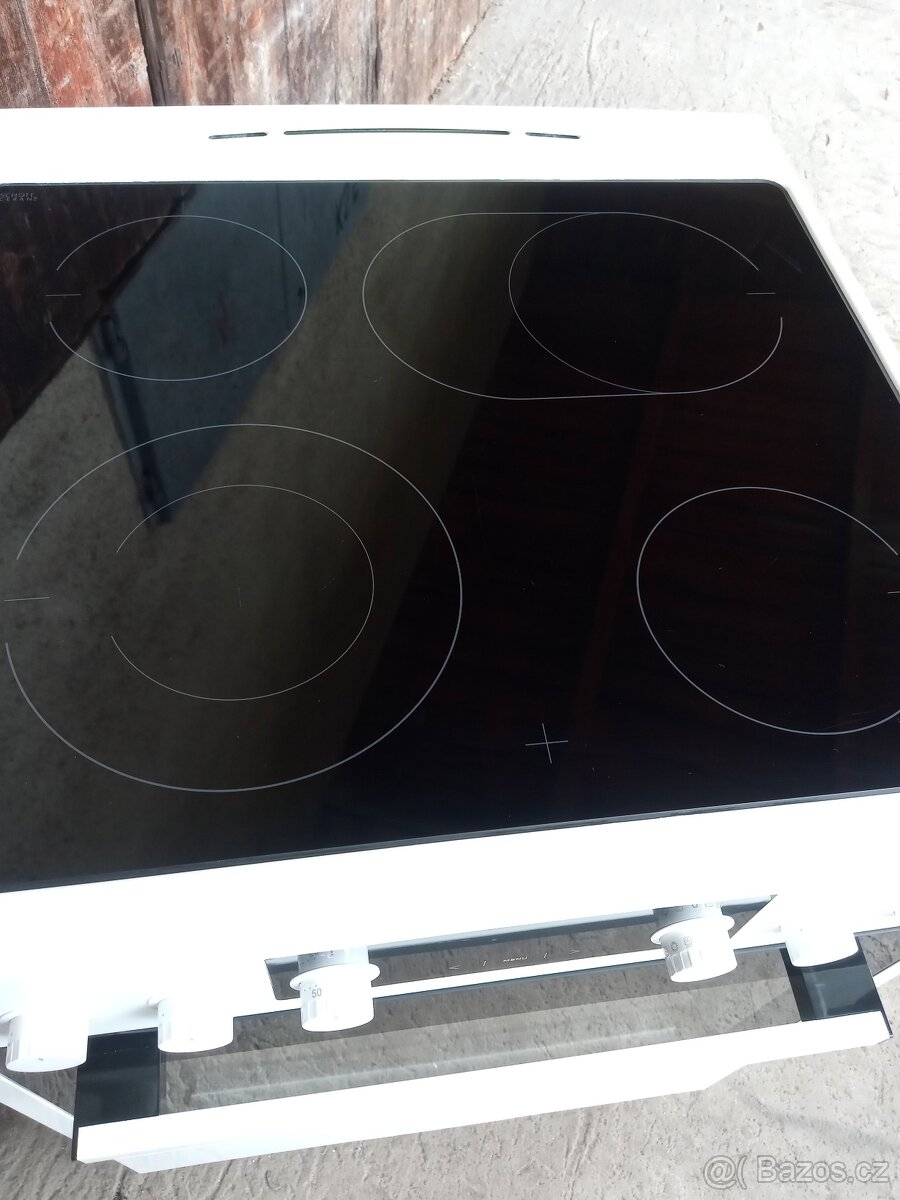 Elektrický sklokeramický sporák Amica ( skoro nový ) šíroký - 2