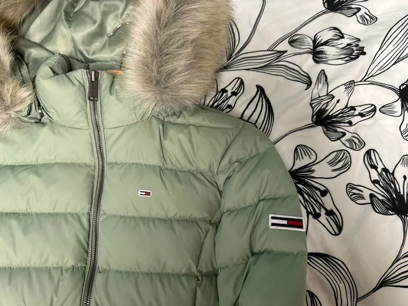 Tommy Jeans dámská péřová bunda s kožešinou Zelená XXS - 2