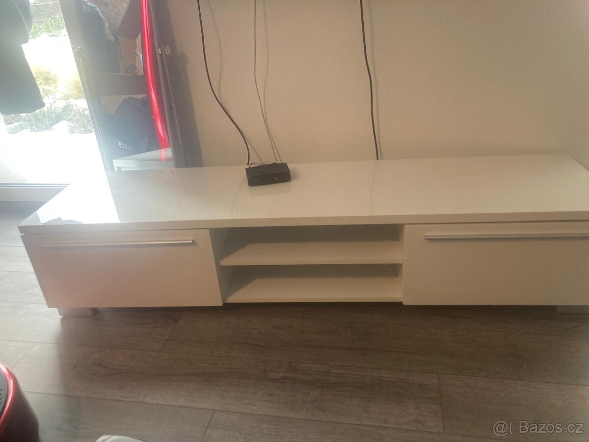Skříňka pod TV - 2