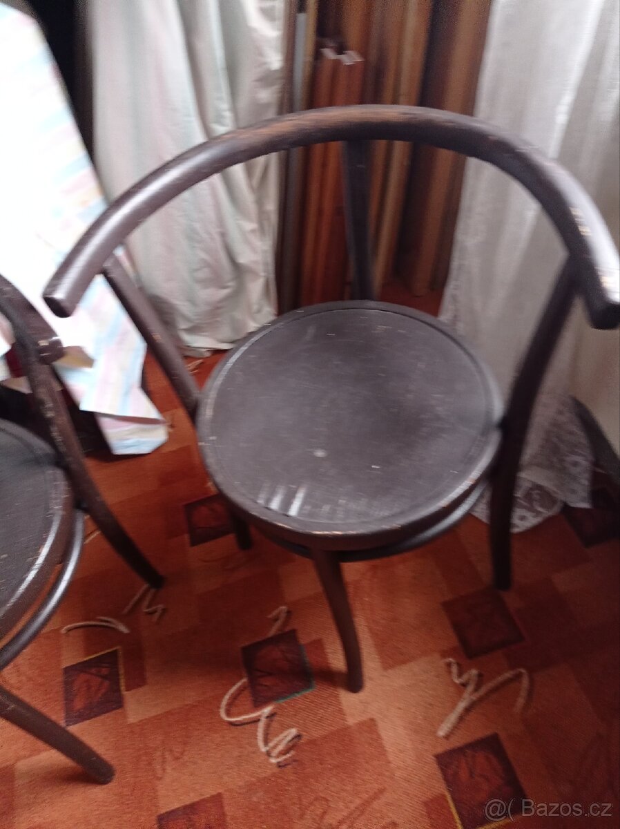 Prodám dvě starožitná křesla. - 2