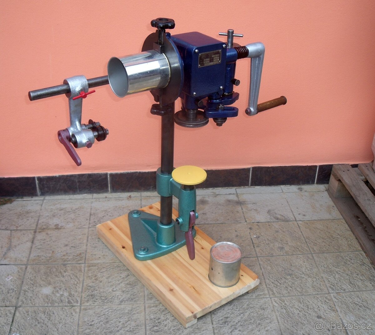 Zavíračka uzávěr konzerv s odřezávačkou. Nářezový stroj - 2