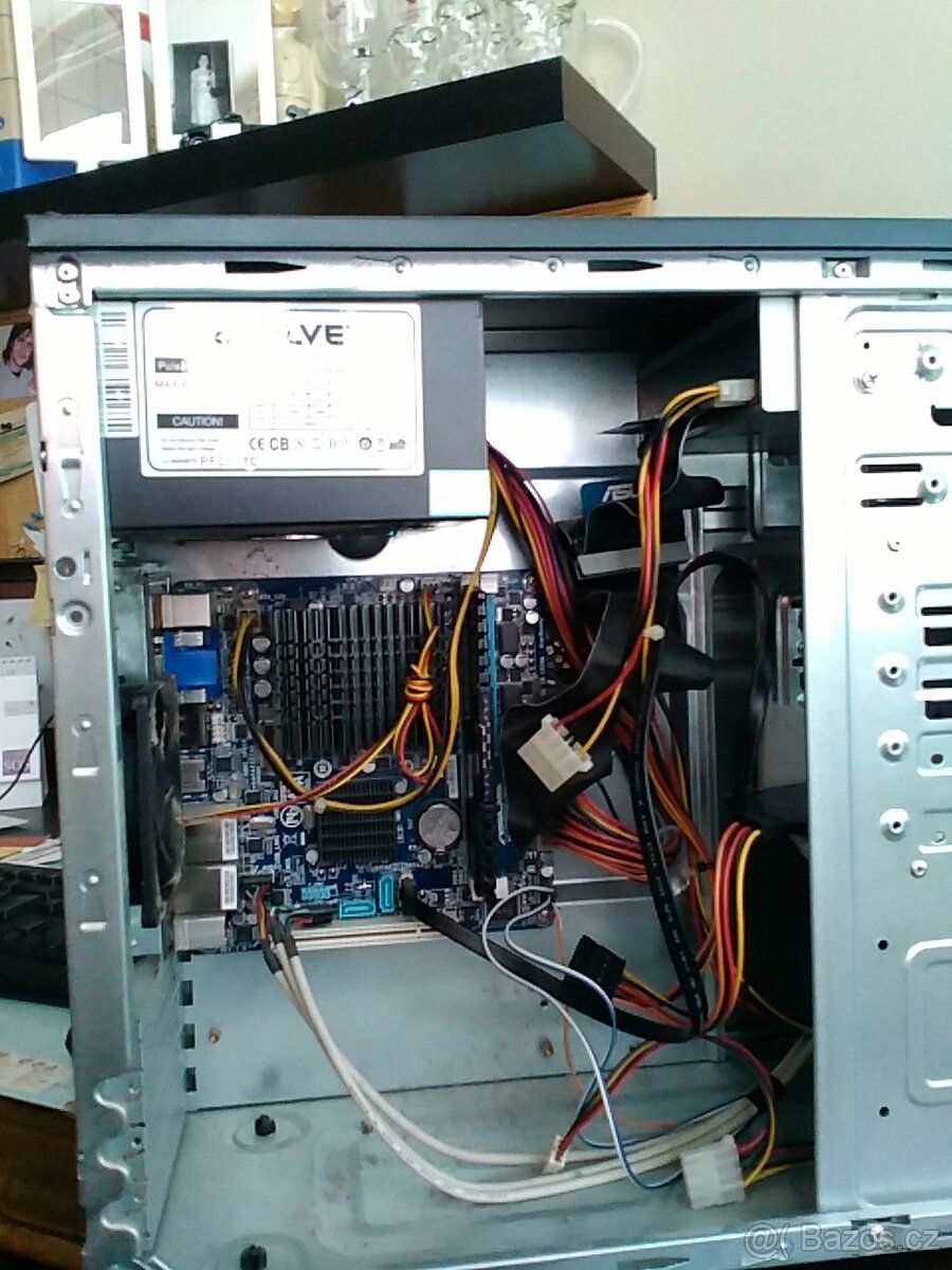 STOLNÍ PC+KLÁVESNICE - 2