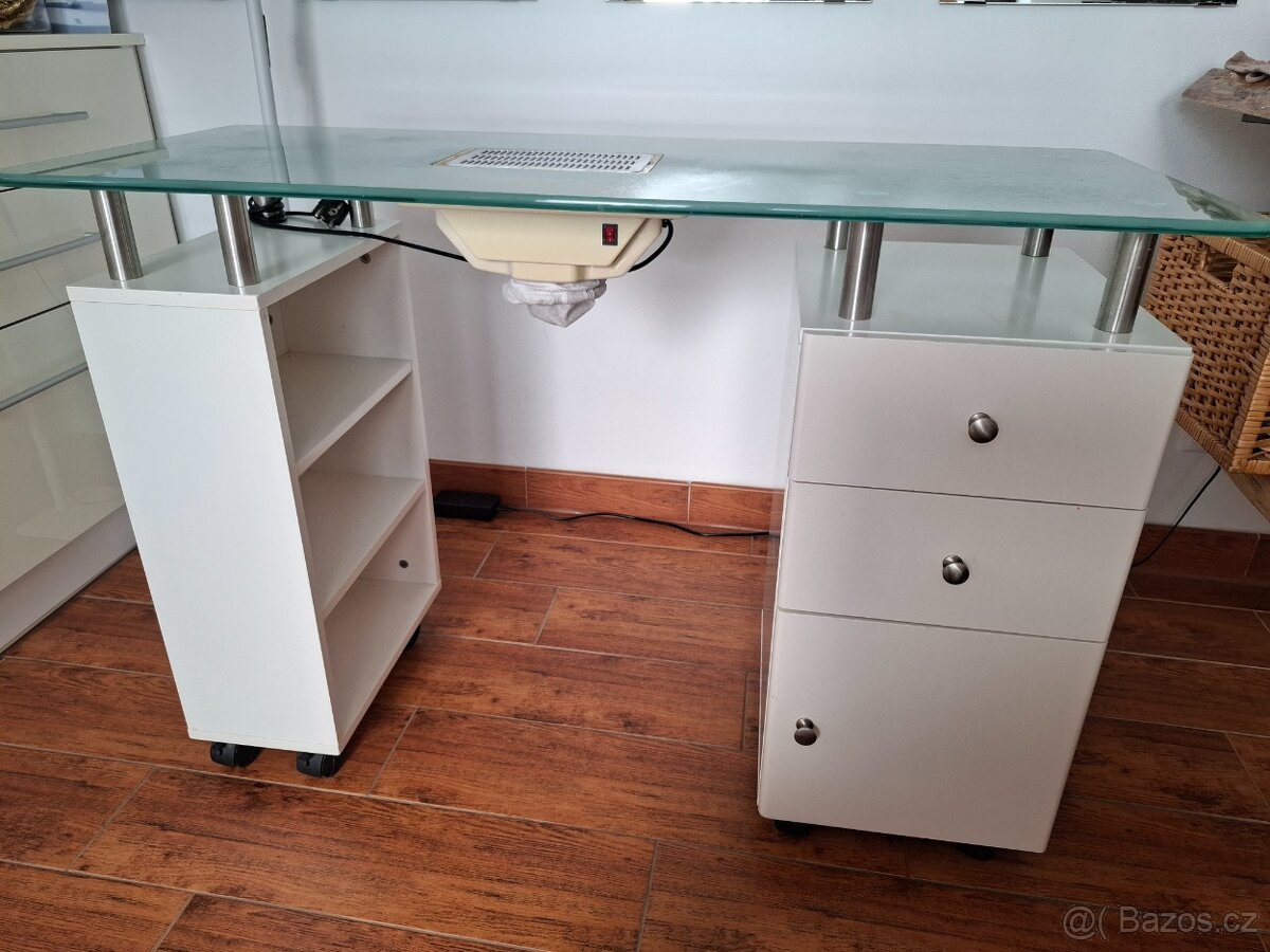 Manikúrní stůl - 2