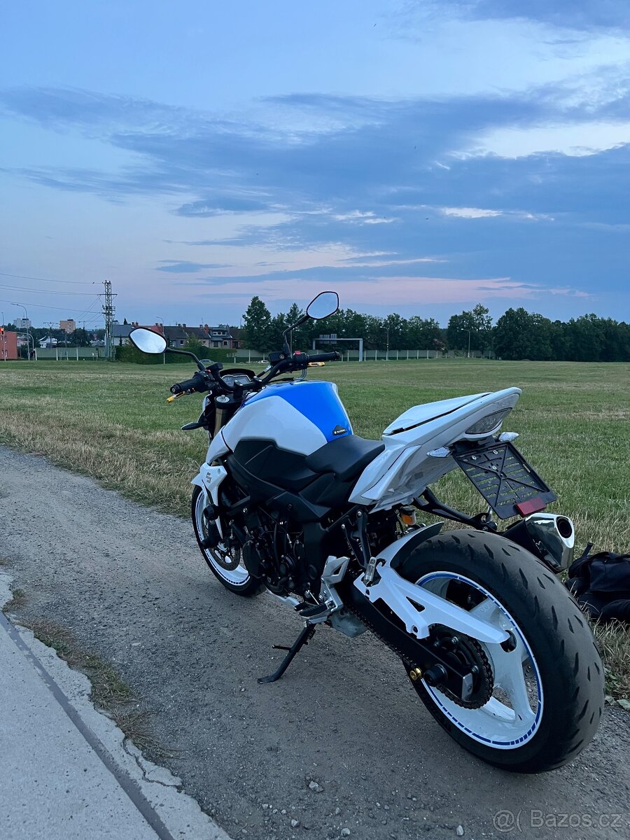 Suzuki GSR 750 - 2
