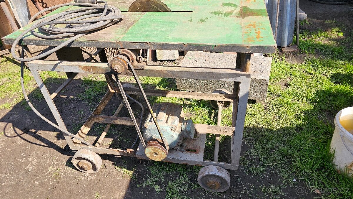 Velká cirkulárka, silný motor. - 2