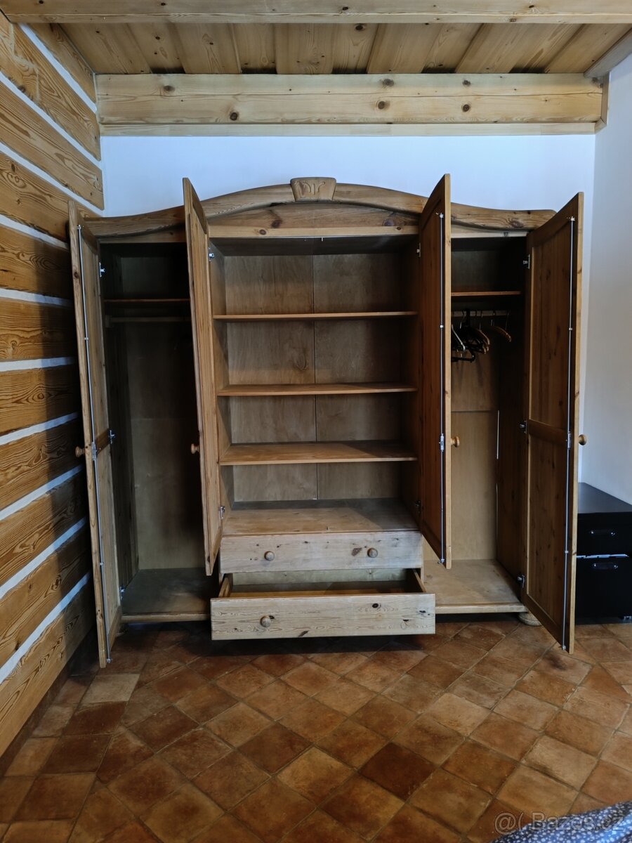 Prodám nádhernou celodřevěnou šatní skříň - 2