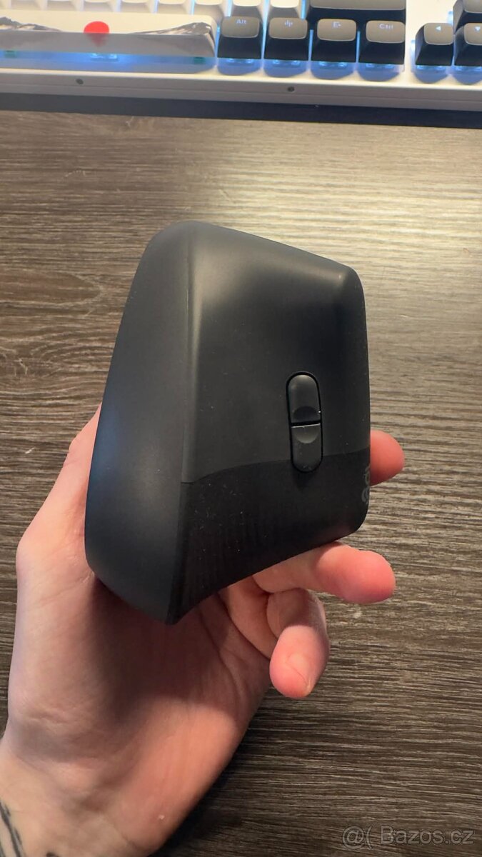 Logitech Lift Vertical Ergonomic Mouse Graphite - 2