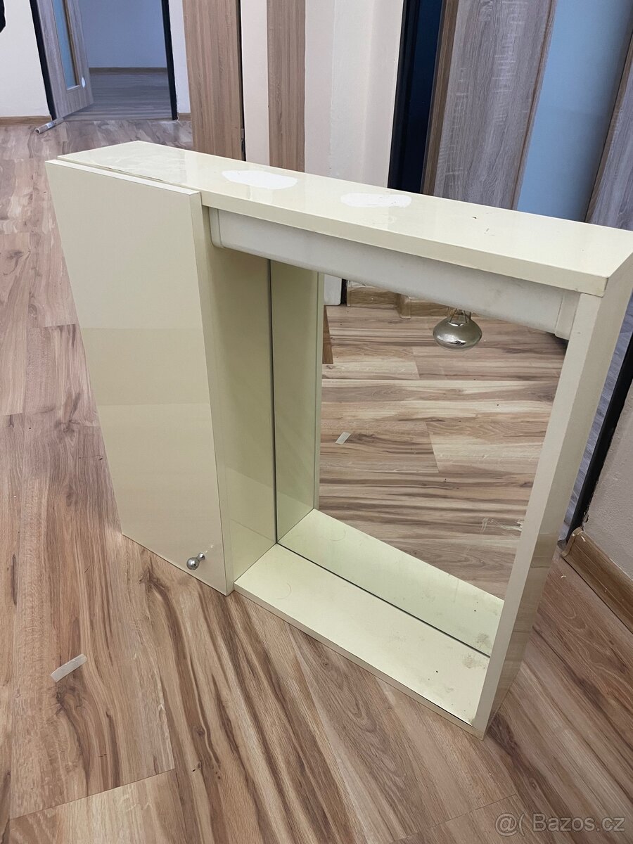 Koupelnová zrcadlová skříň dřevěná - 2