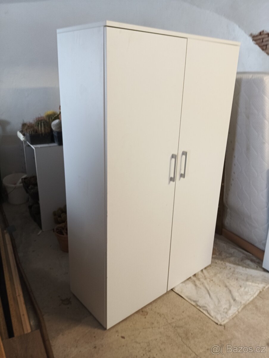 Skříň s policemi - 2