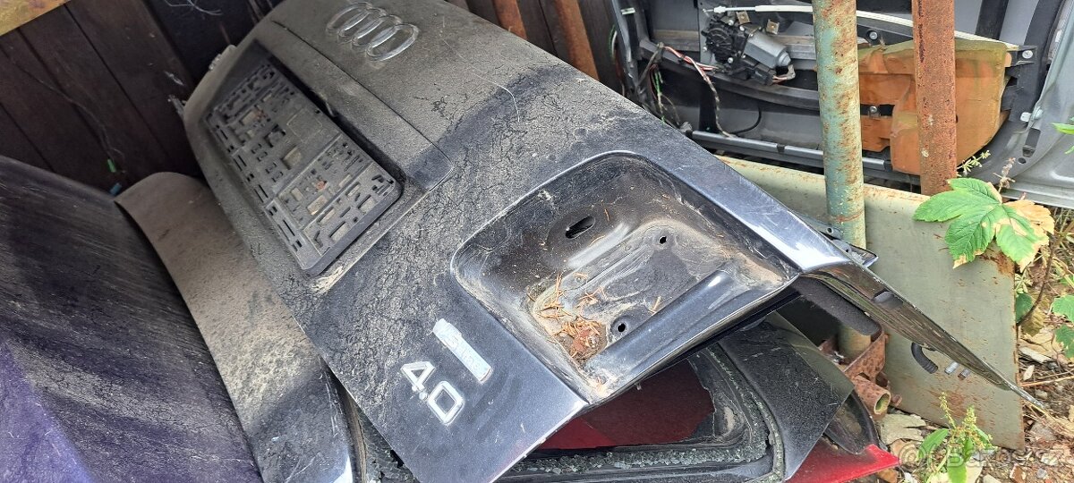 Zadni naraznik viko kufru audi A8 4E D3 - 2