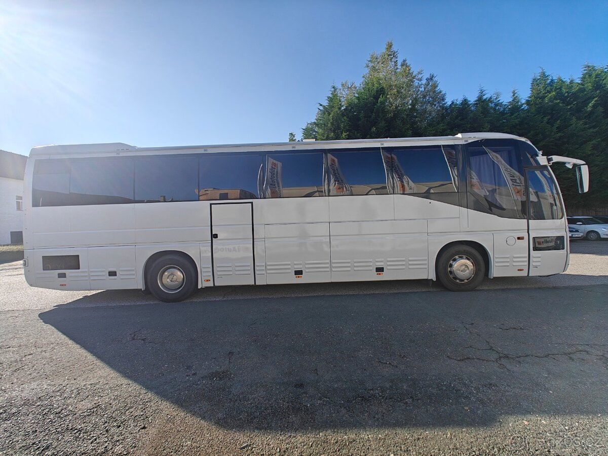 Obytný autobus (speciál na přepravu závodního vozu) - 2