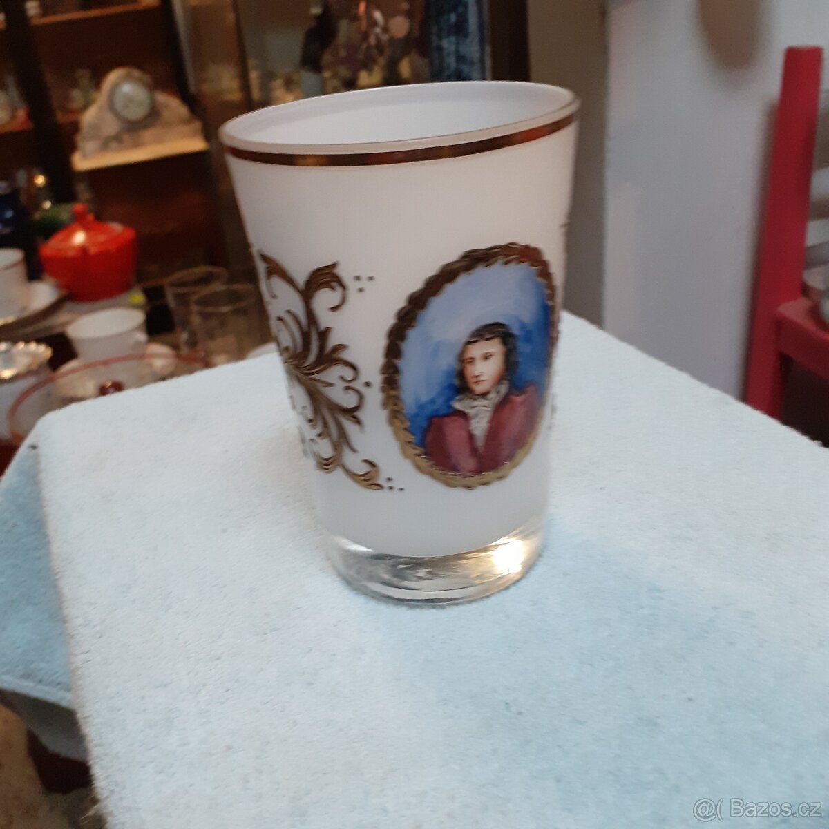 Starožitná sklenice z mléčného skla - 2