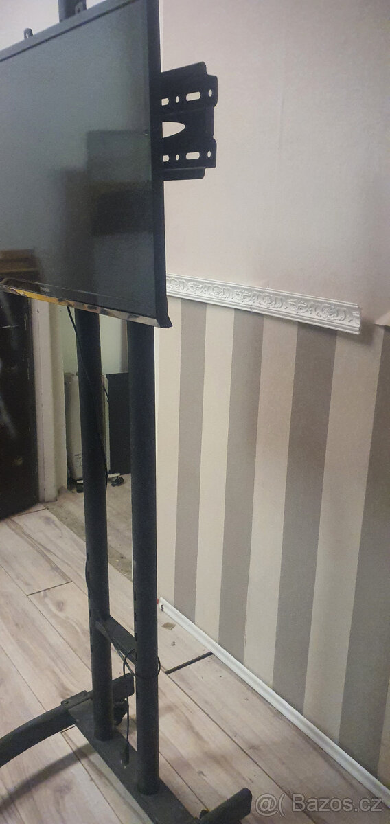 mobilní stojan na televizi na kolečkách prezentace - 2