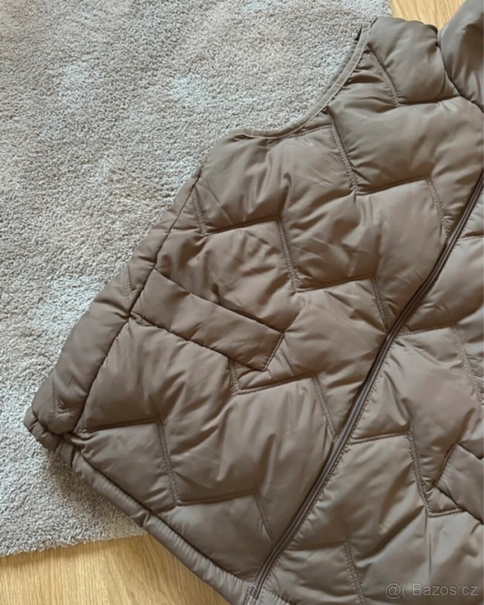 Hnědá vesta se zajímavým prošíváním - 2