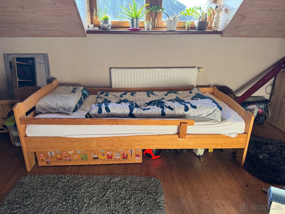 Dřevěná postel s bočnicí a spodním šuplíkem - 2