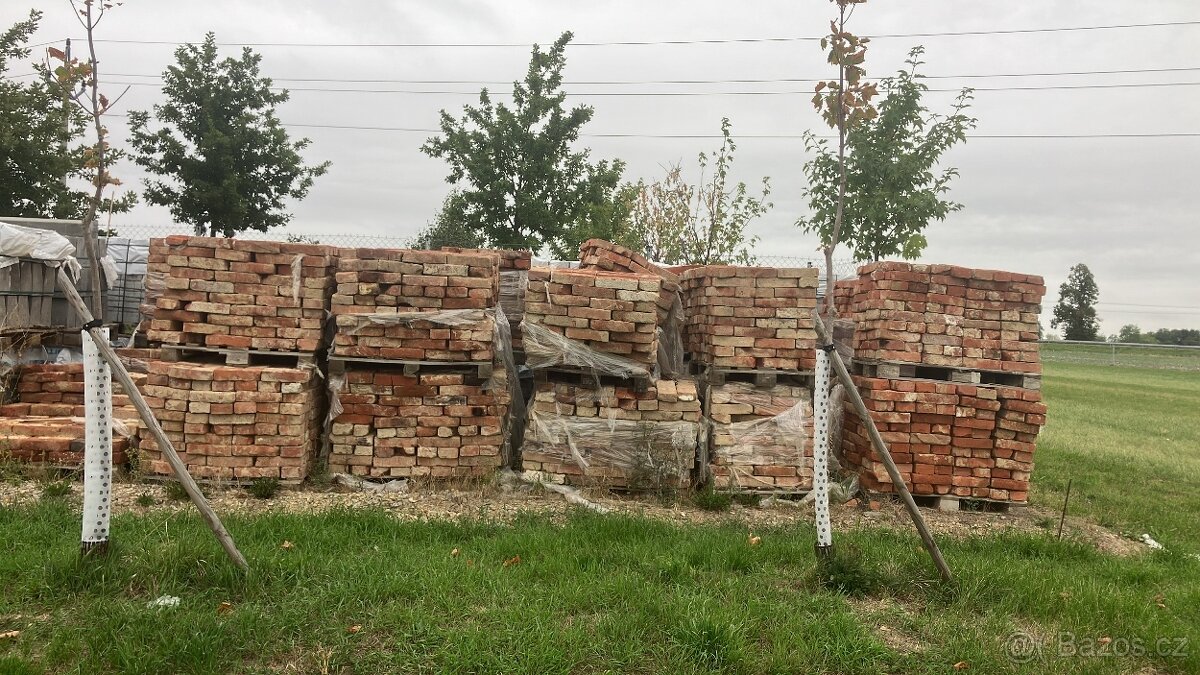 Staré cihly očištěné na paletách - 2