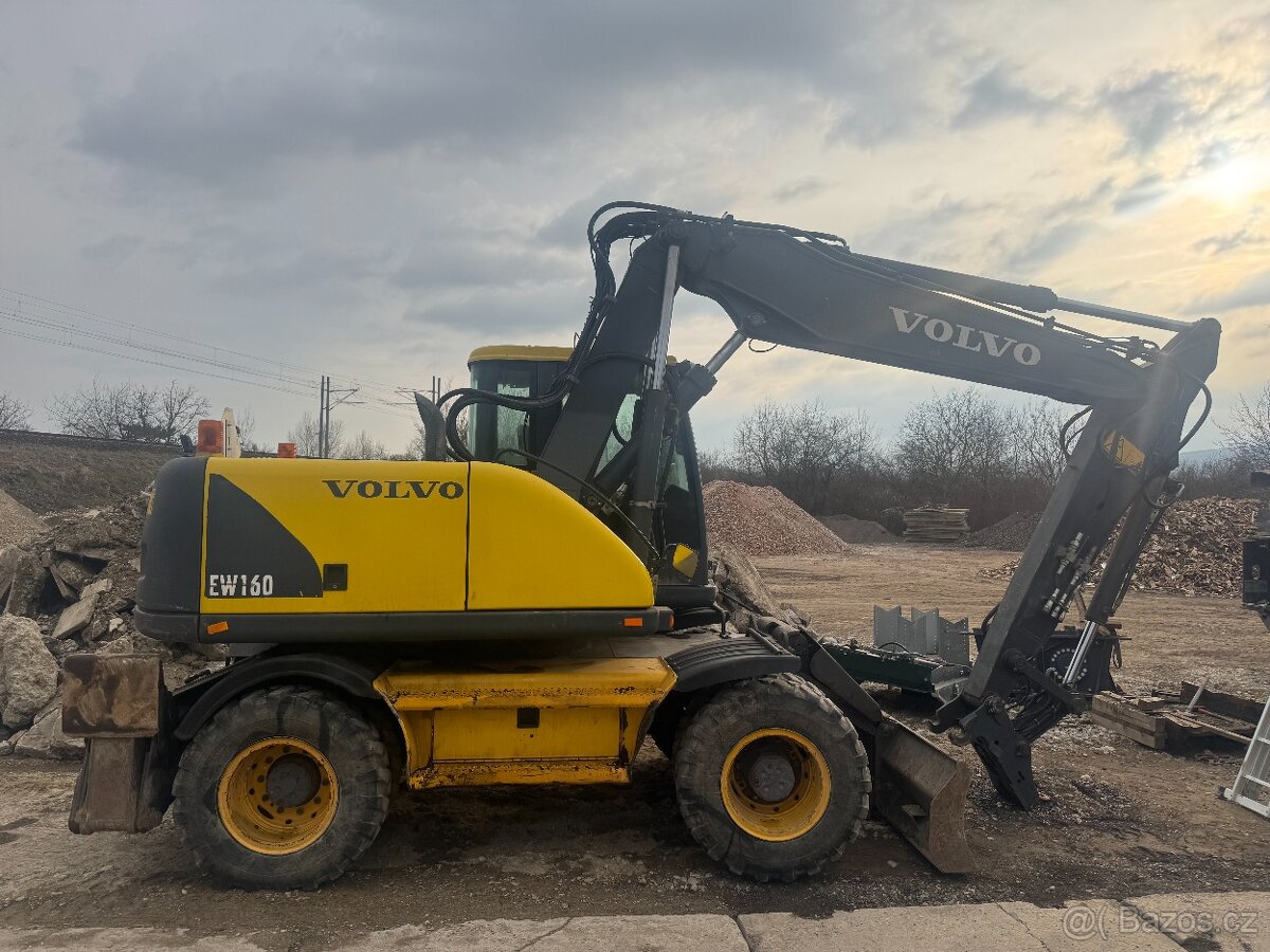 kolovy bagr volvo - 2