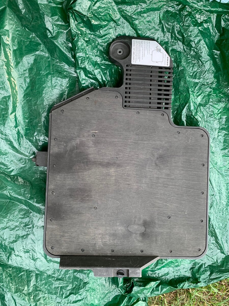 Subwoofer orig. VOLVO + měnič - 2