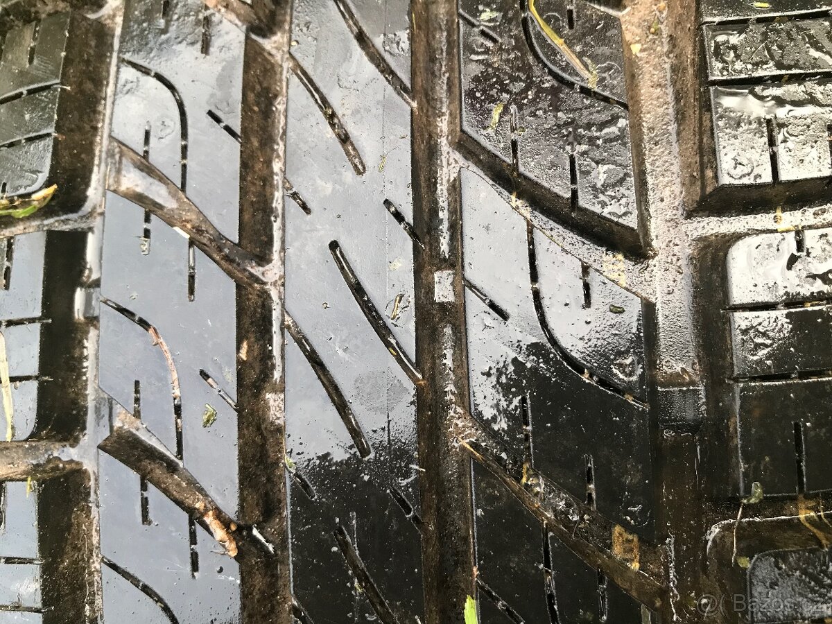 235/65 R17 104V