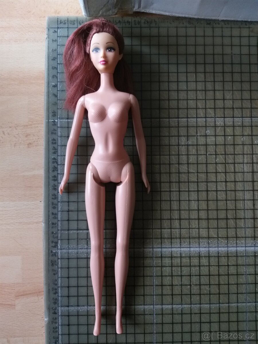 Panenka typu Barbie stříbrný oblek - 2