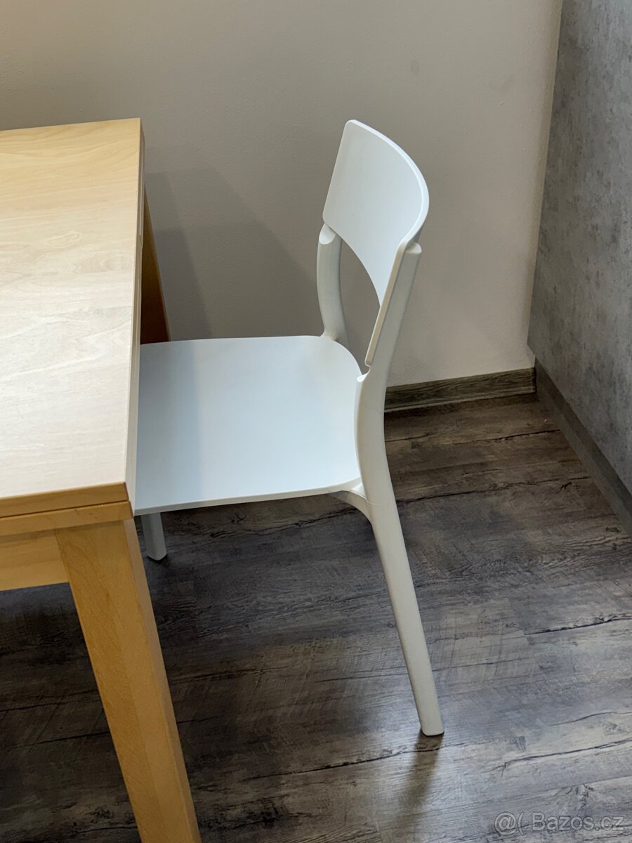 Rozkládací jídelní stůl se čtyřmi židlemi - 2