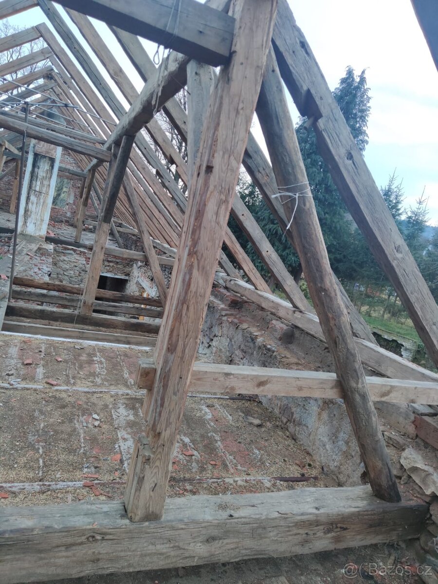 Staré trámy staré krovy a staré desky - 2