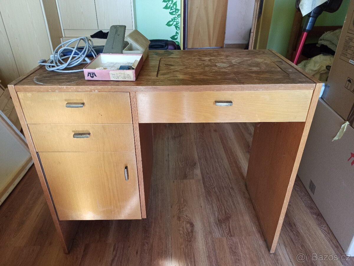 Stůl s šicím strojem - 2