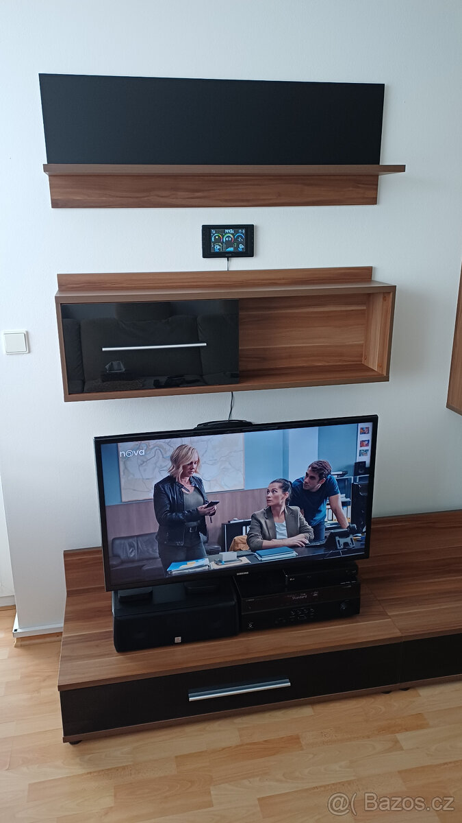 Obývací stěna + jídelní a konferenční stolek - 2