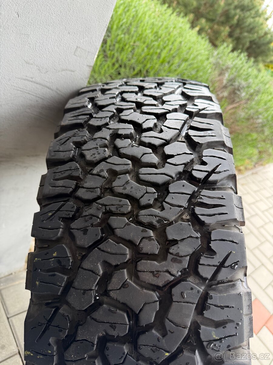 1x BFGoodrich all-terrain T/A KO2 285/70 r17 - 2
