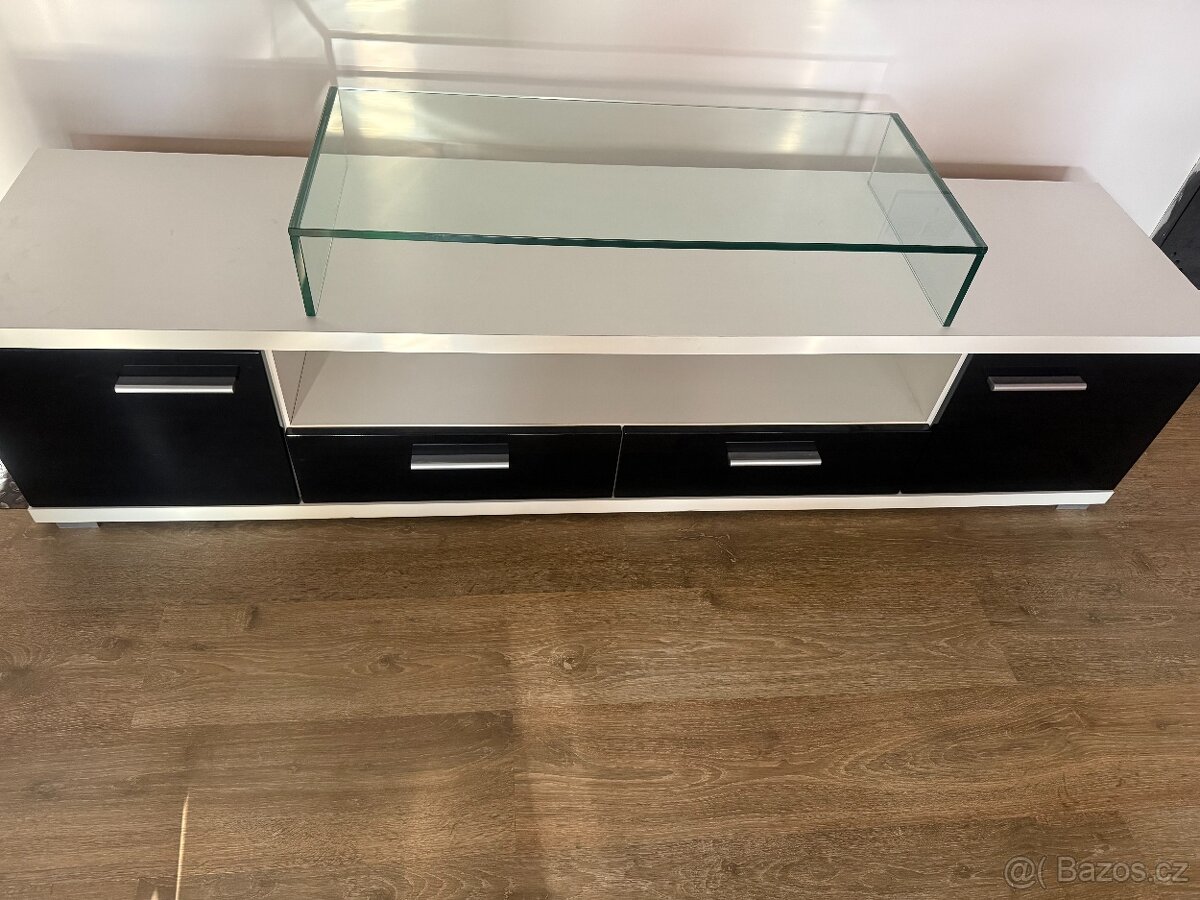 Skříňka pod TV - 2